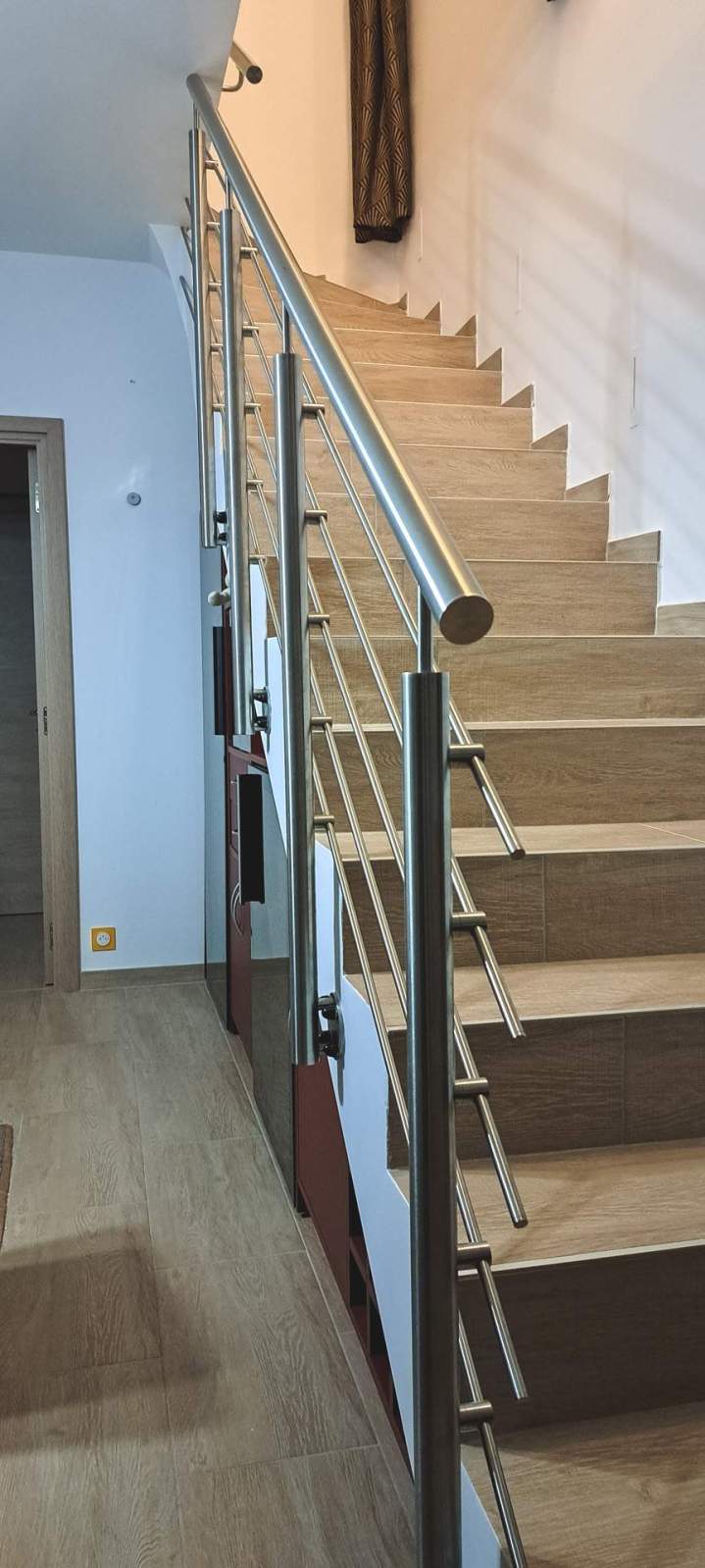 Aménagement intérieur sur mesure : escaliers, portes, garde-corps.